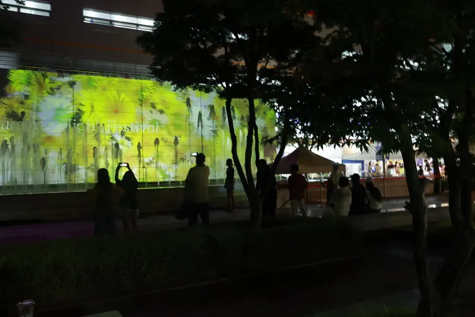구미 썸머나잇 페스티벌 야외 건물 벽면 미디어파사드와 관람객