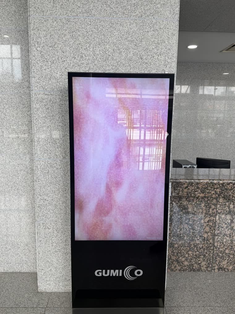 구미코 로비 세로형 LED 사이니지에 재생 중인 영채 미디어아트